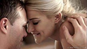 Scena erotica de sex anal cu o blonda
